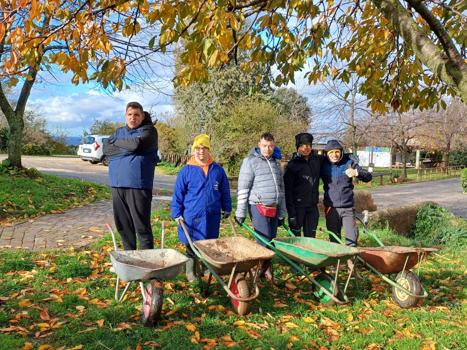 Il gruppo del progetto Dopo di Noi con le carriole nel parco